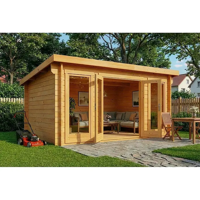 Alpholz Gartenhaus Atrium F - Außenmaß inkl. Dachüberstand (B x T): 440 x 340 cm, Holz, Pinie - Gartenhaus aus hellem Holz mit Doppeltüren aus Glas, als gemütliche Gartenlounge auf einer Steinterrasse mit Rasen.