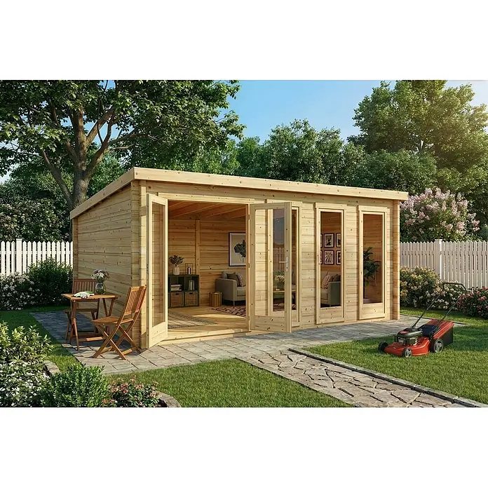 Alpholz Gartenhaus Atrium D - Außenmaß inkl. Dachüberstand (B x T): 598 x 618 cm, Holz, Naturbelassen - Helles Gartenhaus aus Holz mit mehreren geöffneten Glastüren, das ein möbliertes Interieur in einem Garten zeigt.