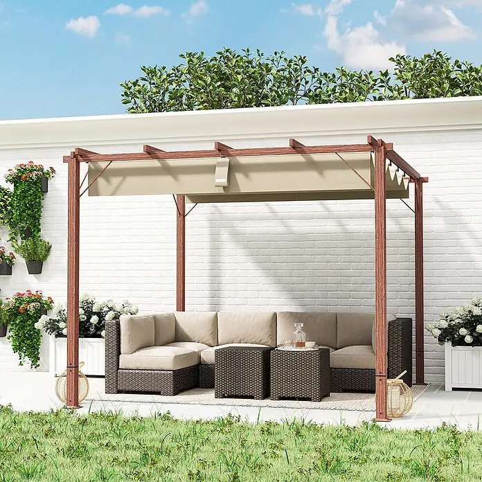 Outsunny Raffpavillon - B x T: 296 x 296 cm, Farbe Dach: Beige - Holzpergola mit beigefarbenem, ausziehbarem Dach beschattet eine braune Polyrattan-Sitzgruppe und Tische, schafft einen Wohnbereich im Freien.
