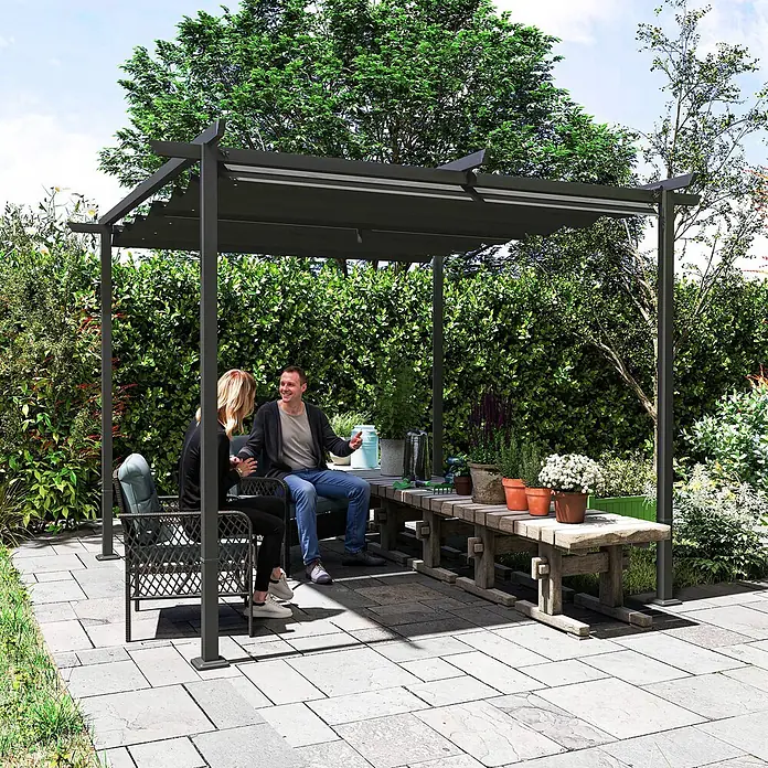 Outsunny Raffpavillon - Farbe Dach: Grau - Dunkelgraue Pergola spendet Schatten für einen Sitz- und Gartenbereich im Freien, mit zwei Personen darunter.