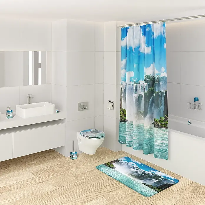 SANILO WC-Sitz Wasserfall mit Schnellverschluss - MDF, Blau, Mit Absenkautomatik - Ein Badezimmer mit Duschvorhang, Badematte, Toilettensitz und Accessoires im Wasserfall-Design für eine ruhige, aquatische Atmosphäre.
