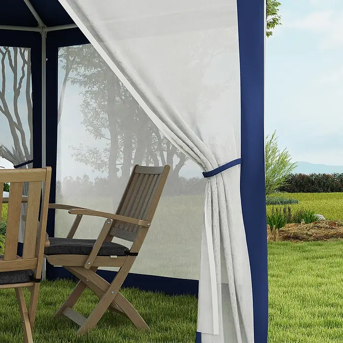 Outsunny Standard-Pavillon - Farbe Gestell: Blau, Metall - Weiße Netz-Pavillonvorhänge mit blauem Rand und Holzstühlen mit dunklen Kissen im Freien.
