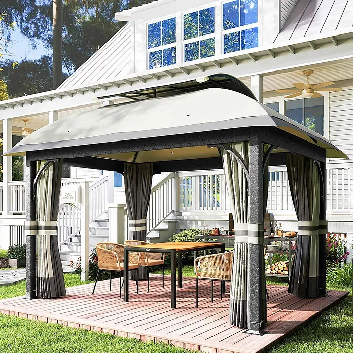 Outsunny Standard-Pavillon - Farbe Gestell: Hellgrau, Metall - Ein Outdoor-Pavillon mit dunklem Rahmen, hellem Dach und grauen Vorhängen, auf einem Holzdeck mit Esstisch und Stühlen.