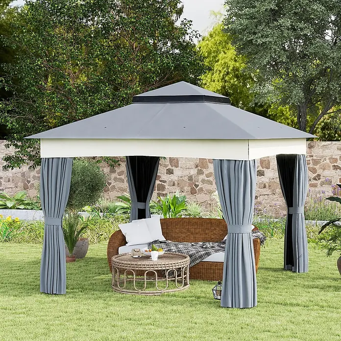 Outsunny Standard-Pavillon - Farbe Gestell: Dunkelgrau, Metall - Ein grau-beiges Outdoor-Pavillon mit grauen Vorhängen, das einen schattigen Sitzbereich mit Korbfsofa und Couchtisch bietet.