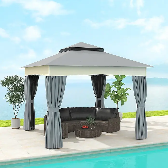 Outsunny Standard-Pavillon - Farbe Gestell: Dunkelgrau, Metall - Grauer Pavillon mit cremefarbener Blende und Vorhängen, darunter braunes Rattan-Sofa und Couchtisch am Pool mit Meerblick.