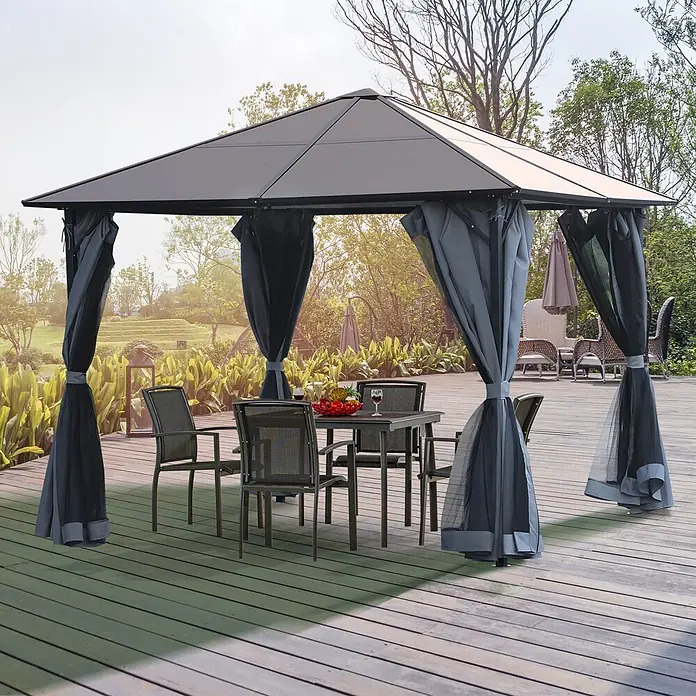 Outsunny Standard-Pavillon - Farbe Gestell: Grau, Metall - Dunkelgrauer Hardtop-Pavillon mit zurückgebundenen Netzvorhängen, umschließt eine Esstischgruppe auf einer Holzterrasse.
