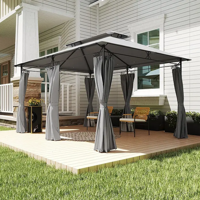 Outsunny Standard-Pavillon - Farbe Gestell: Dunkelgrau, Metall - Grauer Outdoor-Pavillon mit Sichtschutzvorhängen auf einer Holzterrasse am Haus.