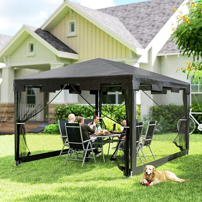 Outsunny Standard-Pavillon - Farbe Gestell: Schwarz, Metall - Schwarzer Pavillon mit Moskitonetz im grünen Garten, mit Menschen, die drinnen speisen und einem ruhenden Hund.