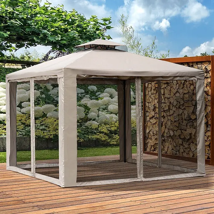 Outsunny Standard-Pavillon - Farbe Gestell: Grau, Metall - Beiger Gartenpavillon mit Insektenschutzwänden aus Netzstoff auf Holzterrasse, umgeben von Gartenlandschaft.
