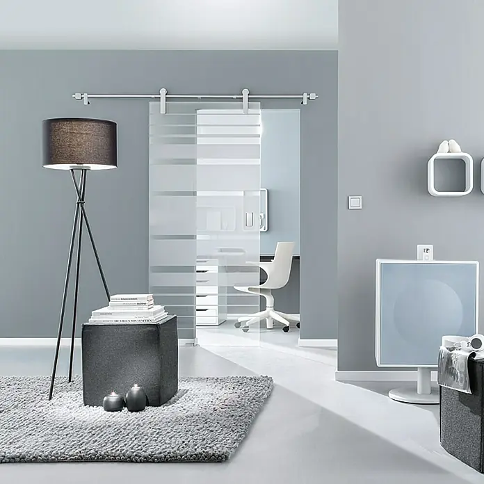 Diamond Doors Glasschiebetür Lines Flowing - 935 x 2.058 mm, Einscheibensicherheitsglas (ESG) - Ein elegantes Interieur mit einer Glasschiebetür, die einen Blick auf ein Büro freigibt. Die Tür ist ein echter Hingucker.