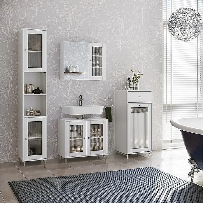Vicco Badmöbel-Set Malte Weiß 3 Teile mit Hochschrank - Weiß, Matt - Modernes weißes Badmöbel-Set mit geriffelten Glastüren: Hochschrank, Waschtisch, Spiegelschrank und Unterschrank in einem Badezimmer.