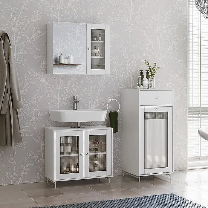 Vicco Badmöbel-Set Malte Weiß 3 Teile - Weiß, Matt - Weißer Badezimmer-Waschtisch mit Waschbecken, Spiegelschrank und hohem Schrank, mit geriffelten Glas- und Spiegeltüren, in einem modernen Bad.