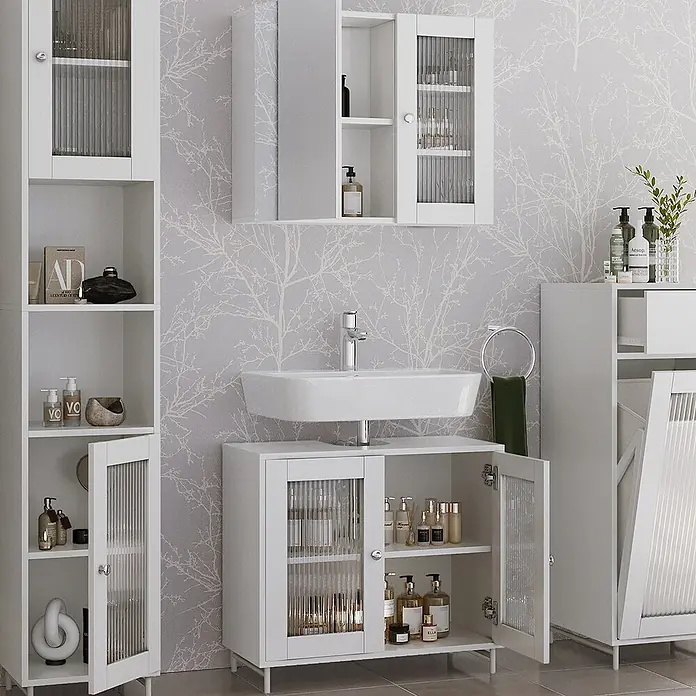 Vicco Badmöbel-Set Malte Weiß 4 Teile - Weiß, Matt - Weißes Badezimmermöbel-Set mit offenen Schränken, Regalen und Türen aus geriffeltem Glas, um ein Waschbecken in einem modernen Bad angeordnet.