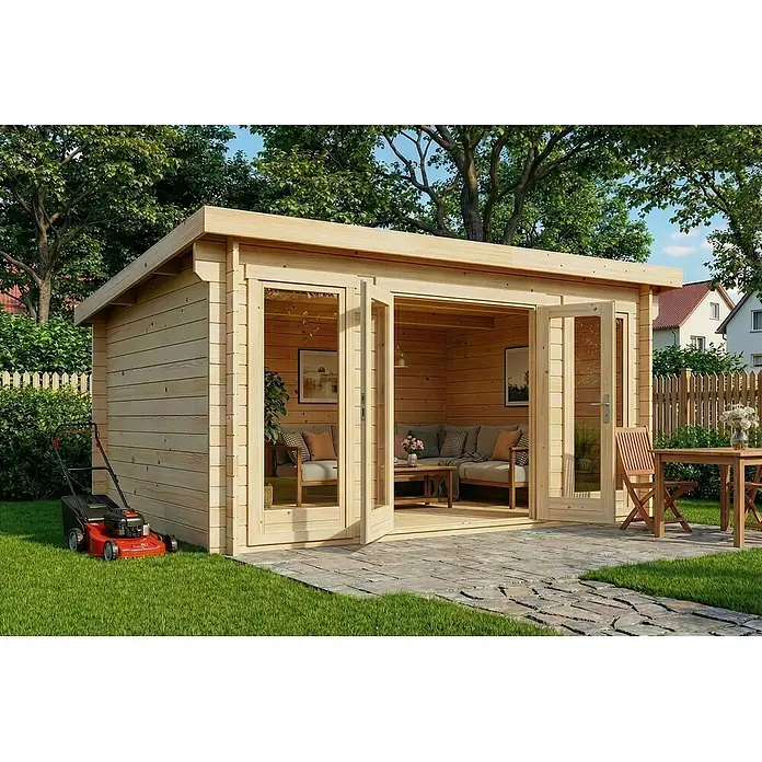 Alpholz Gartenhaus Atrium F - Außenmaß inkl. Dachüberstand (B x T): 440 x 340 cm, Holz, Naturbelassen - Gartenhaus aus hellem Holz mit geöffneten Doppeltüren, innen möbliert und auf einer Terrasse im grünen Garten.