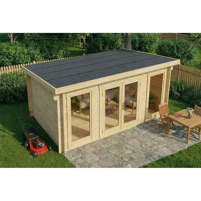 Alpholz Gartenhaus Atrium F - Außenmaß inkl. Dachüberstand (B x T): 440 x 340 cm, Holz, Naturbelassen - Holz-Gartenhaus mit schwarzem Flachdach und Glastüren, in einem Garten mit Terrasse.
