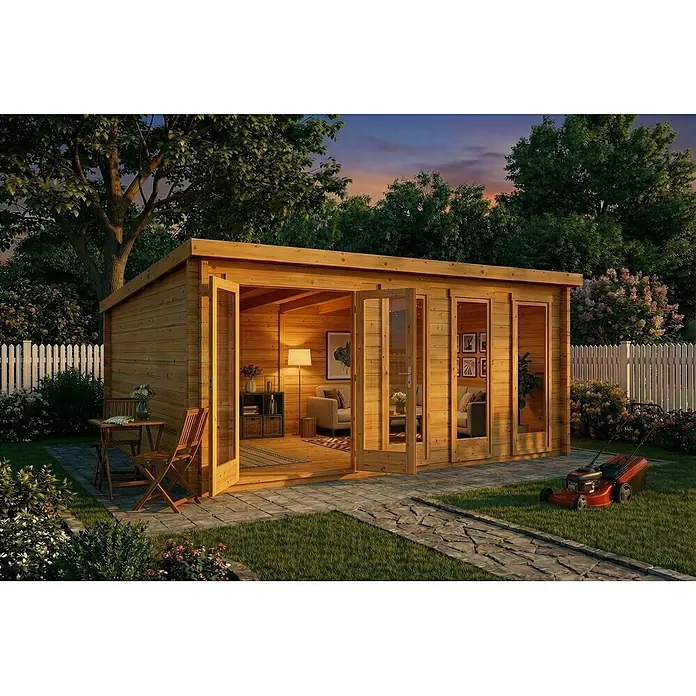 Alpholz Gartenhaus Atrium D - Außenmaß inkl. Dachüberstand (B x T): 598 x 618 cm, Holz, Pinie - Naturholz-Gartenhaus mit Glastüren, in einem Garten mit Terrasse und Gartenmöbeln.