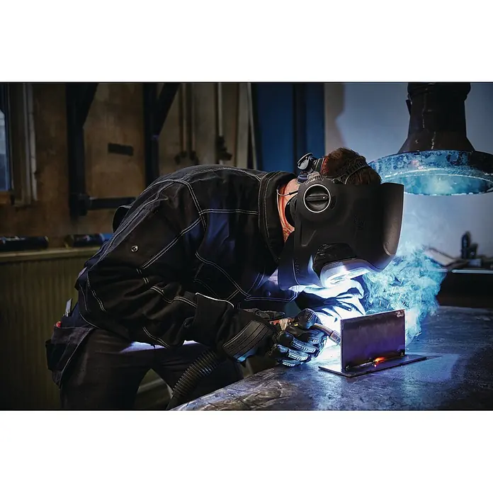 3M Schweißhelm Speedglas G5-03 E -  - Person schweißt, trägt einen schwarzen 3M Speedglas Schweißhelm und Schutzkleidung, Funken sprühen.
