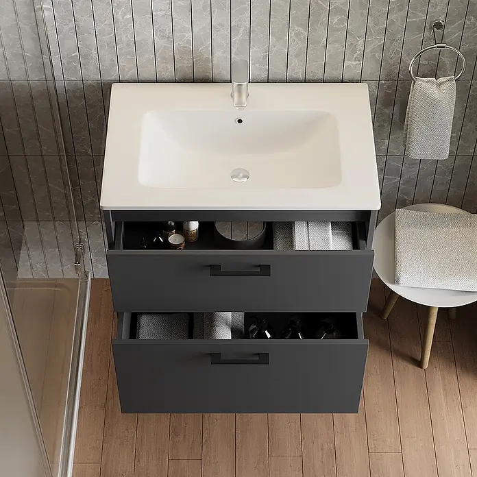 Vicco Badmöbel-Set Lanco Anthrazit mit Waschbecken - Anthrazit, Matt - Dunkelgrauer Badezimmerschrank mit weißem Waschbecken und zwei teilweise geöffneten Schubladen mit Handtüchern und Toilettenartikeln.