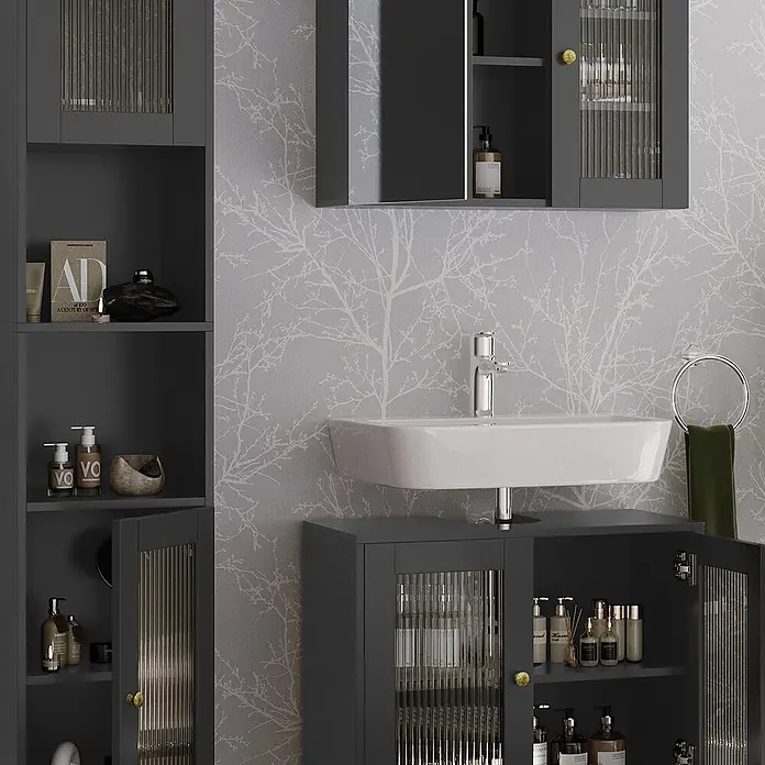 Vicco Badmöbel-Set Malte Grau 3 Teile mit Hochschrank - Grau, Matt - Dunkelgraue Badmöbel mit geriffelten Glastüren & goldenen Knöpfen in einem modernen Badezimmer mit weißem Waschbecken.