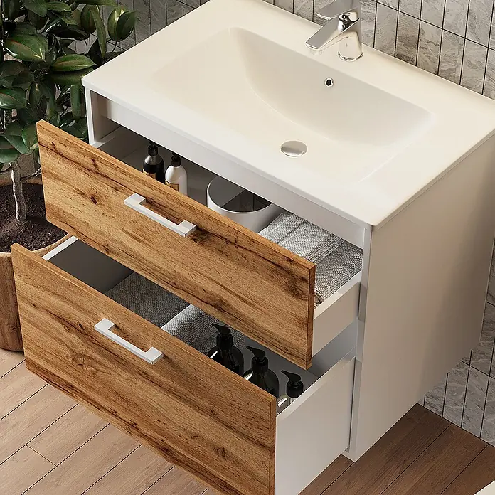 Vicco Badmöbel-Set Lanco Weiß/Goldkraft Eiche mit Waschbecken - Weiß, Matt - Weißer Keramik-Waschtisch mit Becken und zwei offenen Holzschubladen, die Handtücher und Flaschen zeigen.