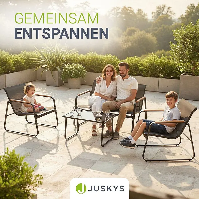Juskys Loungemöbel-Set Genua - 4 -tlg., Gestell: Stahl (pulverbeschichtet); Tischplatte: 5 mm ESG-Glas; Sitzfläche: Polyester (PVC-beschichtet), Anthrazit - Familie entspannt auf einer Terrasse mit einem dunkel gerahmten Gartenmöbel-Set: Stühle mit hellem Stoff und Holzarmlehnen, sowie einem Glastisch.