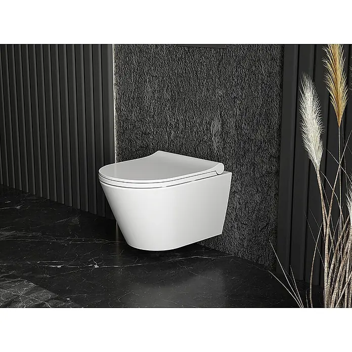 Kreabad Wand-Dusch-WC-Set -  - Weißes wandhängendes WC mit geschlossenem Deckel in modernem dunklem Bad mit geriffelten und strukturierten Wänden und Marmorboden.