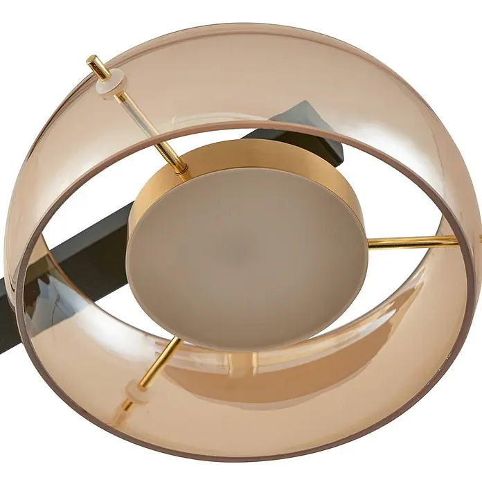 Lucande Pendelleuchte Martis - creme / amber, Schwarz, messing, amber - Unteransicht einer modernen Leuchte mit matter runder Diffusor, Messingring und gebogenem bernsteinfarbenem Glasschirm.