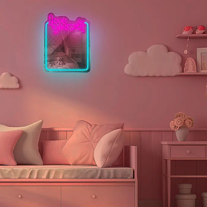 Lámpara decorativa Neon Mirror - 5,2 W, 34,5 x 44 cm, Interruptor, Espejo Love - Arte de pared de neón con texto rosa 'love yourself' y marco azul, mostrando una escena de dormitorio, en pared rosa.