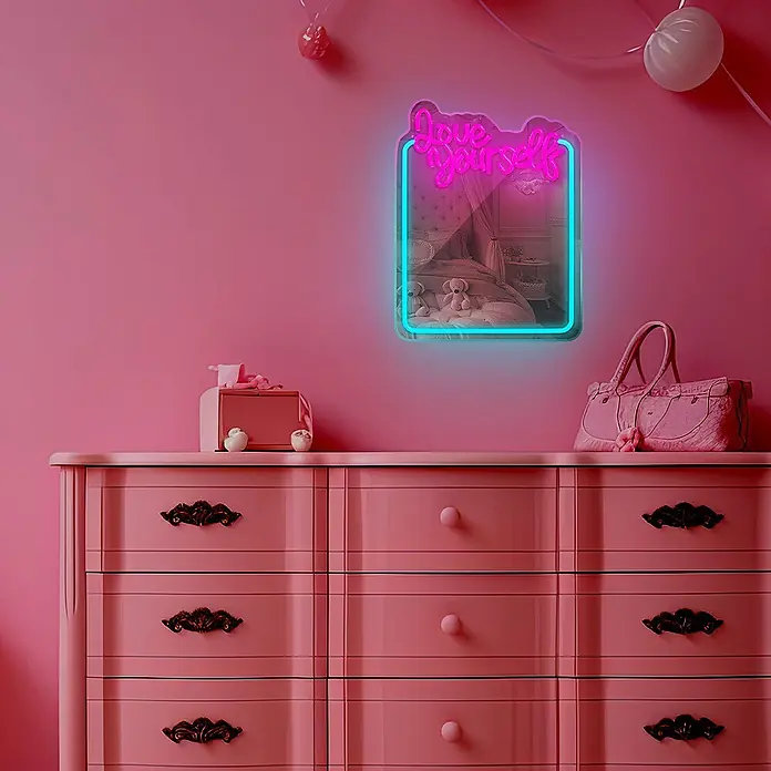 Lámpara decorativa Neon Mirror - 5,2 W, 34,5 x 44 cm, Interruptor, Espejo Love - Espejo de neón 'Love Yourself' con texto rosa y marco azul, reflejando un dormitorio, en pared rosa sobre una cómoda.