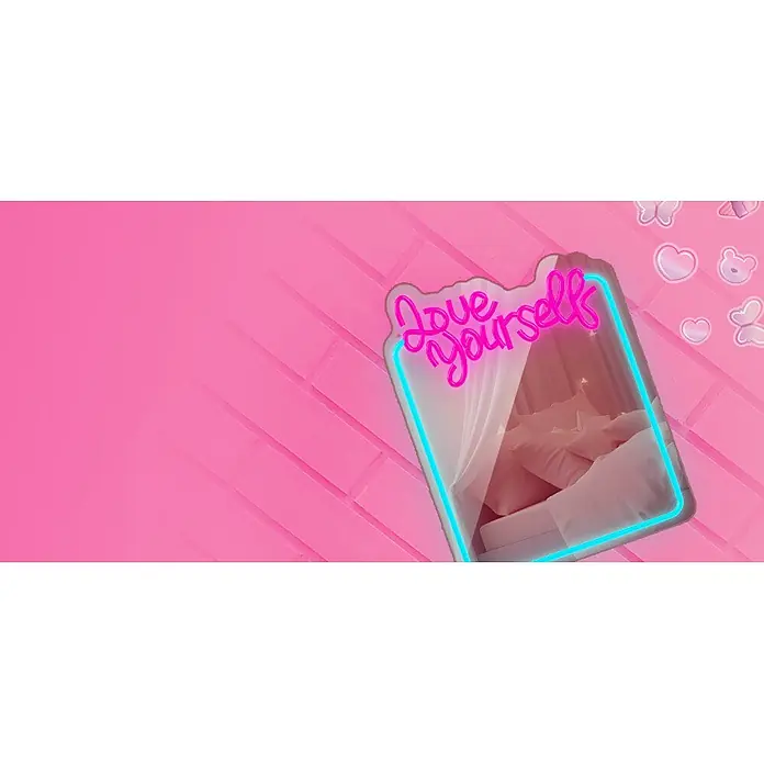 Lámpara decorativa Neon Mirror - 5,2 W, 34,5 x 44 cm, Interruptor, Espejo Love - Letrero de neón rosa 'Love Yourself' enmarcando una acogedora cama rosa.