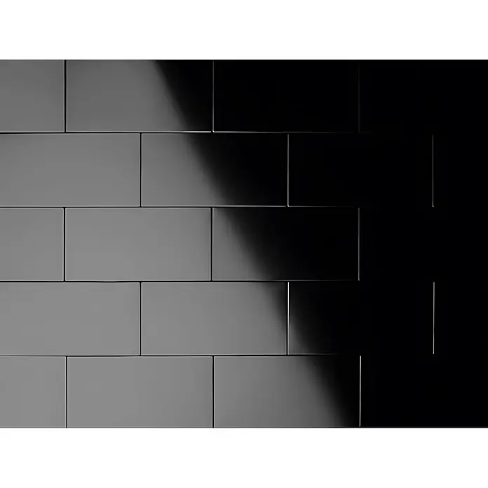 ALLOY Mosaikfliese Mosaik Fliese massiv Metall Titan hochglanz dunkelgrau 1,6mm Subway-Ti-SM - 76 x 152 mm, Schwarz, Grau, Hochglänzend - Rechteckige graue Fliesen im Raster angeordnet mit starken diagonalen Schatten.
