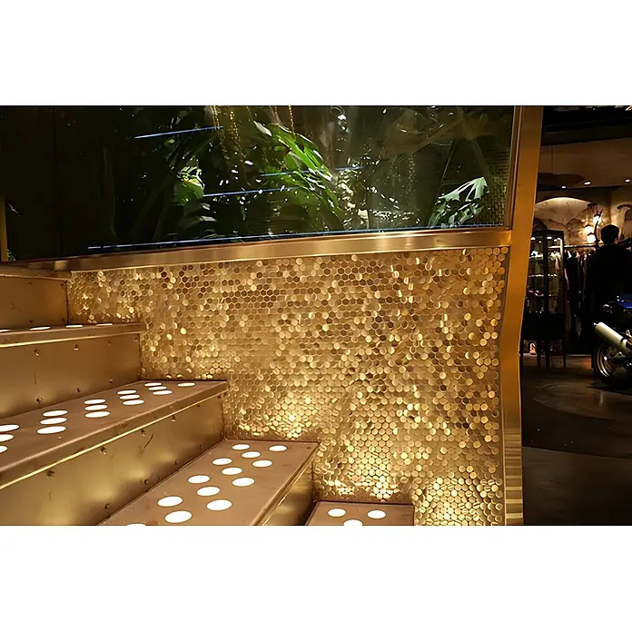 ALLOY Mosaikfliese Mosaik Fliese massiv Edelstahl marine gebürstet grau 1,6mm Penny-S-S-MB - 302 x 316 mm, Grau, Silber, Blau, Sonstiges - Goldene sechseckige Wandfliesen auf moderner Treppe mit integrierter Beleuchtung.