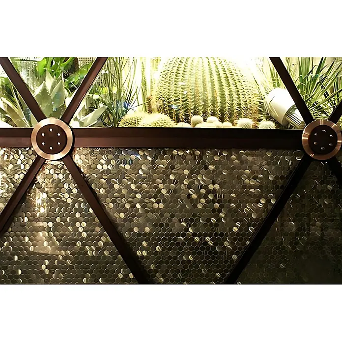 ALLOY Mosaikfliese Mosaik Fliese massiv Metall Edelstahl hochglanz grau 1,6mm Penny-S-S-M - 302 x 316 mm, Grau, Silber, Hochglänzend - Geometrischer Metallrahmen mit runden Messingverbindern, Mosaikfliesenpaneel und Pflanzen in einer Vitrine.