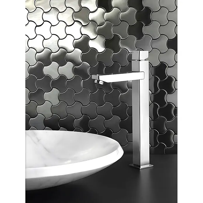 ALLOY Mosaikfliese Mosaik Fliese massiv Edelstahl gebürstet grau 1,6mm stark Ubiquity-S-S-B - 270 x 325 mm, Grau, Silber, Sonstiges - Eleganter Chrom-Wasserhahn und weißes Marmor-Aufsatzwaschbecken auf dunkler Arbeitsplatte, vor schimmernden Metallmosaikfliesen.