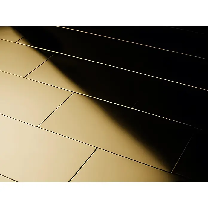 ALLOY Mosaikfliese Mosaik Fliese massiv Titan hochglänzend gold 1,6mm stark Subway-Ti-GM - 76 x 152 mm, Gold, Hochglänzend - Goldfarbene Metallfliesen mit starker diagonaler Beleuchtung und Schatten.