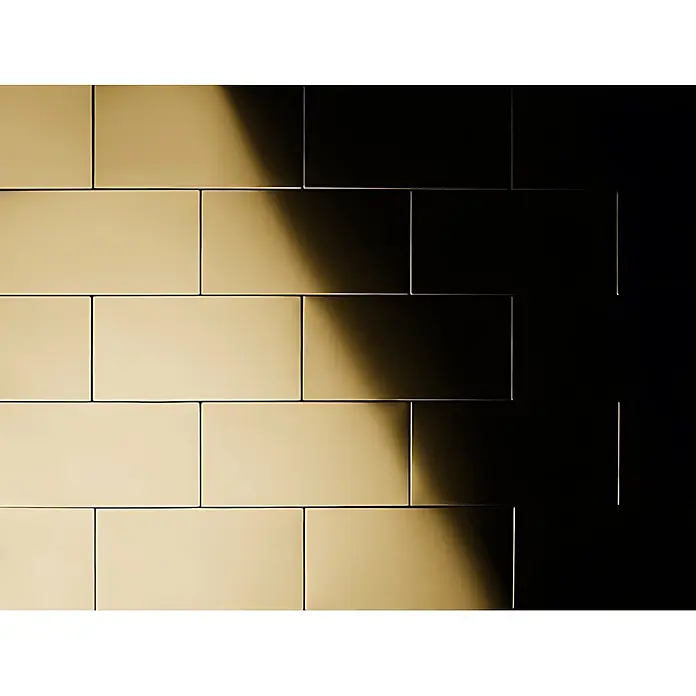 ALLOY Mosaikfliese Mosaik Fliese massiv Titan hochglänzend gold 1,6mm stark Subway-Ti-GM - 76 x 152 mm, Gold, Hochglänzend - Reflektierende goldene Rechteckfliesen in versetztem Muster, mit starker diagonaler Beleuchtung.