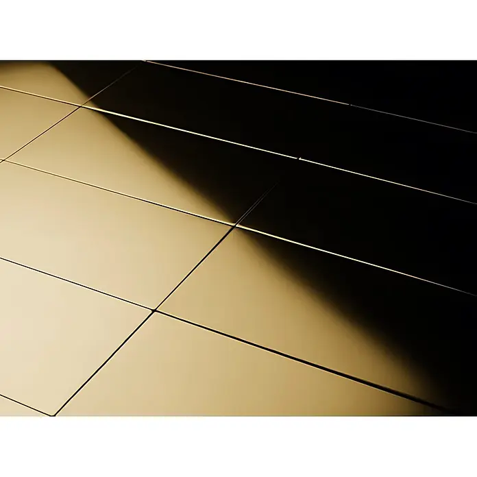 ALLOY Mosaikfliese Mosaik Fliese massiv Titan hochglänzend gold 1,6mm stark Subway-Ti-GM - 76 x 152 mm, Gold, Hochglänzend - Abstraktes geometrisches Muster aus reflektierenden Gold- und dunklen Paneelen mit starkem diagonalem Licht und Schatten.