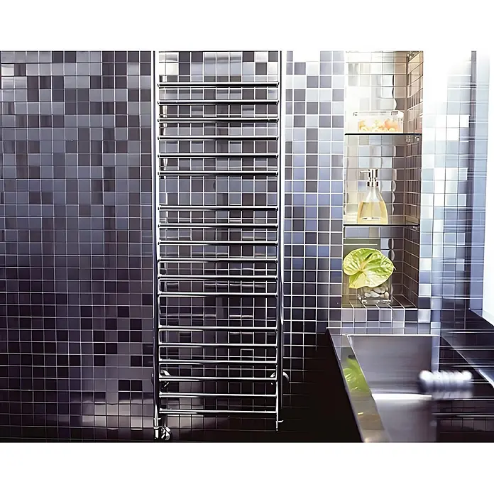 ALLOY Mosaikfliese Mosaik Fliese massiv Metall Titan hochglanz dunkelgrau 1,6mm Attica-Ti-SM - 295 x 295 mm, Schwarz, Grau, Hochglänzend - Hoher, verchromter Handtuchwärmer in einem modernen Badezimmer.