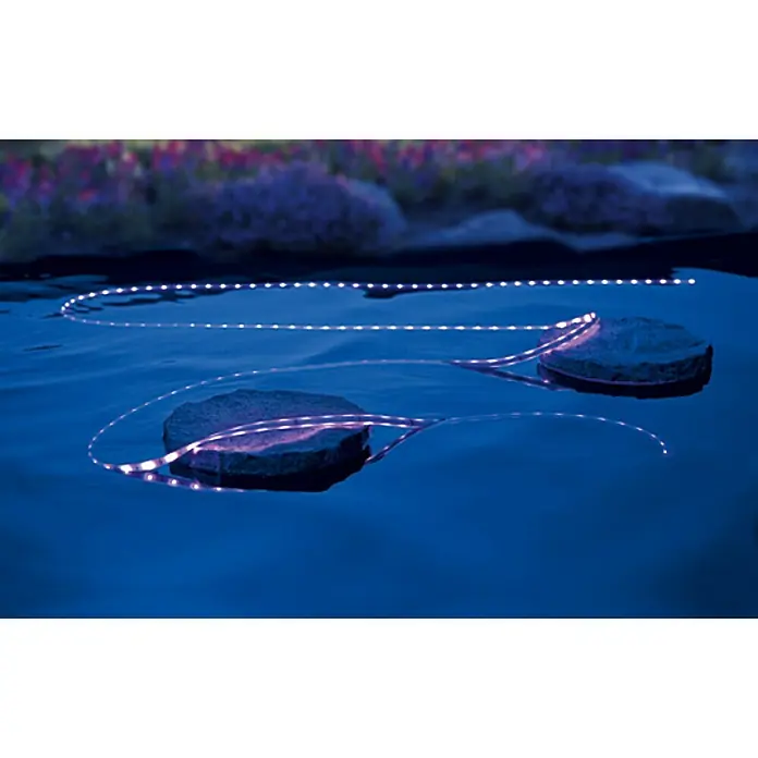 Starlux LED-Band Outdoor - Länge: 5 m, Lichtfarbe: RGB, 22 W - Dekorative Teichbeleuchtung mit schwimmenden Trittsteinen und LED-Lichtern für eine stimmungsvolle Atmosphäre im Garten.
