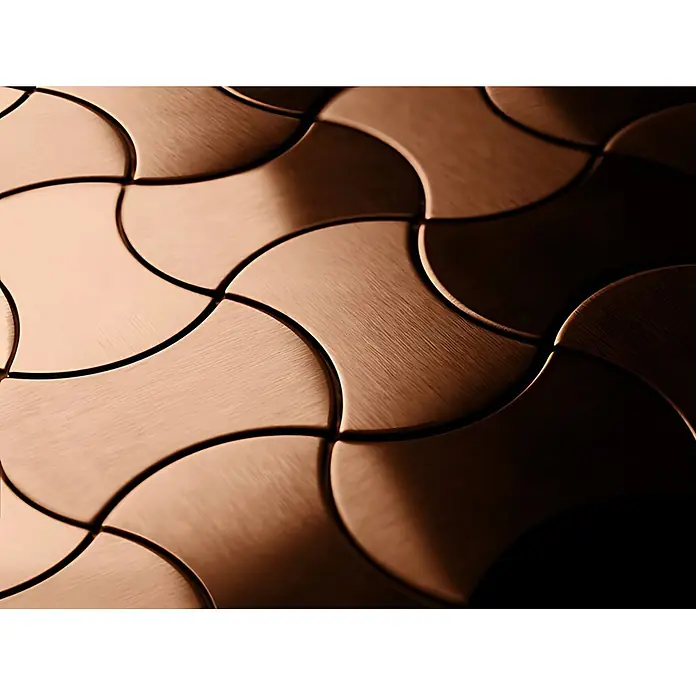 ALLOY Mosaikfliese Mosaik Fliese massiv Metall Kupfer gewalzt kupfer 1,6mm stark Infinit-CM - 322 x 322 mm, Bronze, Sonstiges - Gebürstete kupferfarbene Metallfliesen in einem ineinandergreifenden Schuppenmuster, dramatisch beleuchtet, um Textur und Tiefe hervorzuheben.