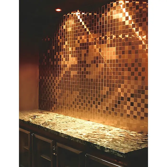 ALLOY Mosaikfliese Mosaik Fliese massiv Metall Kupfer gewalzt kupfer 1,6mm stark Cinquanta-CM - 306 x 306 mm, Bronze, Sonstiges - Schimmernde, metallische Quadratfliesen als Bar-Rückwand über einer strukturierten Arbeitsplatte.