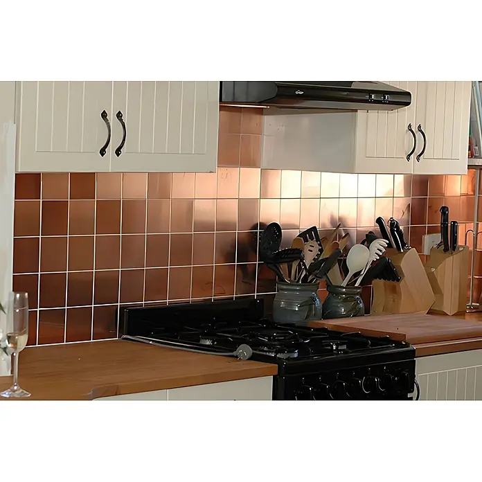 ALLOY Mosaikfliese Mosaik Fliese massiv Metall Kupfer gewalzt kupfer 1,6mm stark Century-CM - 98 x 98 mm, Bronze, Sonstiges - Polierte Kupferfliesen als Küchenrückwand hinter einem schwarzen Herd.