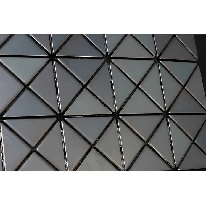 ALLOY Mosaikfliese Mosaik Fliese massiv Metall Rohstahl gewalzt grau 1,6mm stark Deco-RS - 303 x 303 mm, Grau, Sonstiges - Flexible Oberfläche aus glänzenden, metallisch grauen Dreiecksfliesen in einem geometrischen Muster.