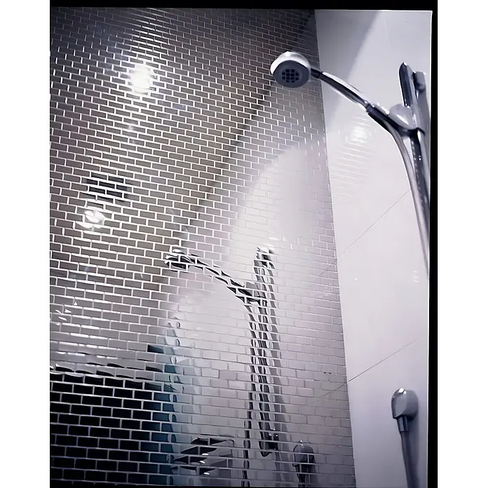 ALLOY Mosaikfliese Mosaik Fliese massiv Edelstahl marine hochglanz grau 1,6mm House-S-S-MM - 318 x 307 mm, Grau, Silber, Blau, Hochglänzend - Verchromter Duschkopf an einer Wand mit reflektierenden, ziegelgemusterten Fliesen in einem modernen Bad.