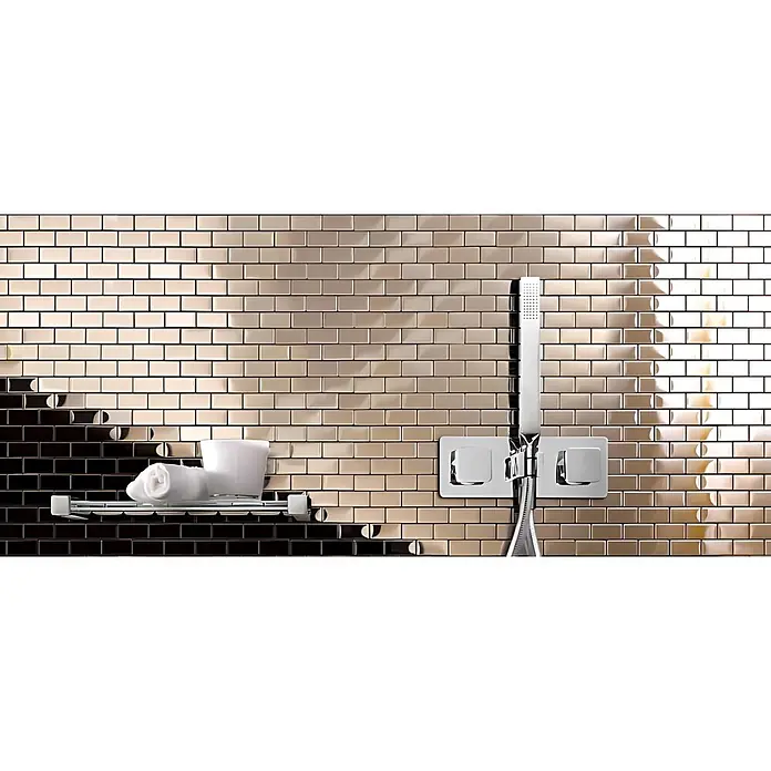ALLOY Mosaikfliese Mosaik Fliese massiv Edelstahl marine hochglanz grau 1,6mm House-S-S-MM - 318 x 307 mm, Grau, Silber, Blau, Hochglänzend - Chromduscharmatur und weißes Regal an einer metallisch bronzefarbenen Fliesenwand.