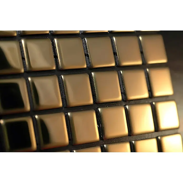 ALLOY Mosaikfliese Mosaik Fliese massiv Titan hochglänzend gold 1,6mm stark Glomesh-Ti-GM - 316 x 316 mm, Gold, Hochglänzend - Nahaufnahme eines Rasters aus glänzenden, metallisch-goldenen Quadratfliesen.
