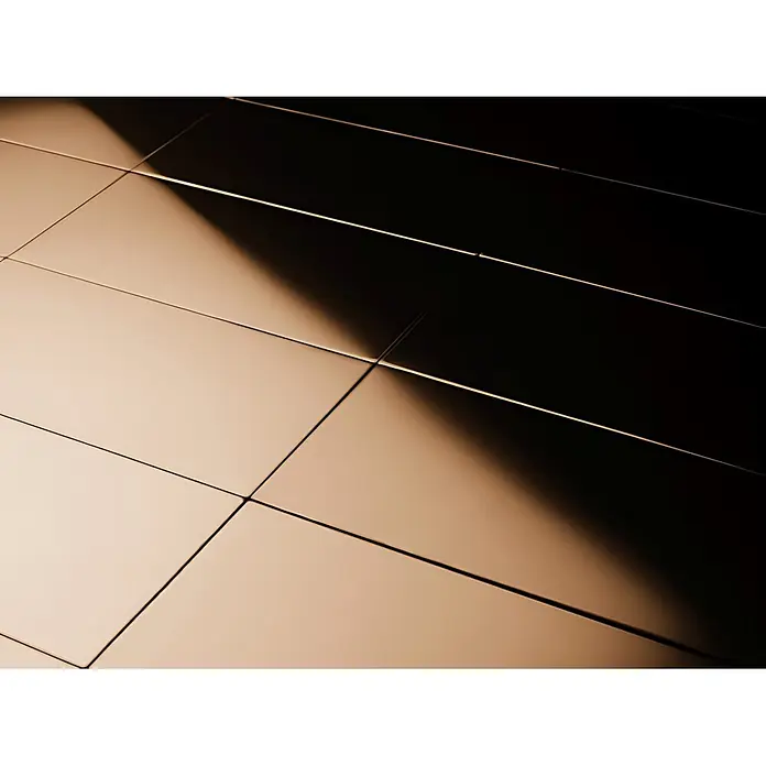 ALLOY Mosaikfliese Mosaik Fliese massiv Metall Titan hochglanz kupfer 1,6mm Bauhaus-Ti-AM - 318 x 329 mm, Bronze, Hochglänzend - Reflektierende Bronzepaneele mit geometrischem Muster, diagonal beleuchtet mit Licht und Schatten.