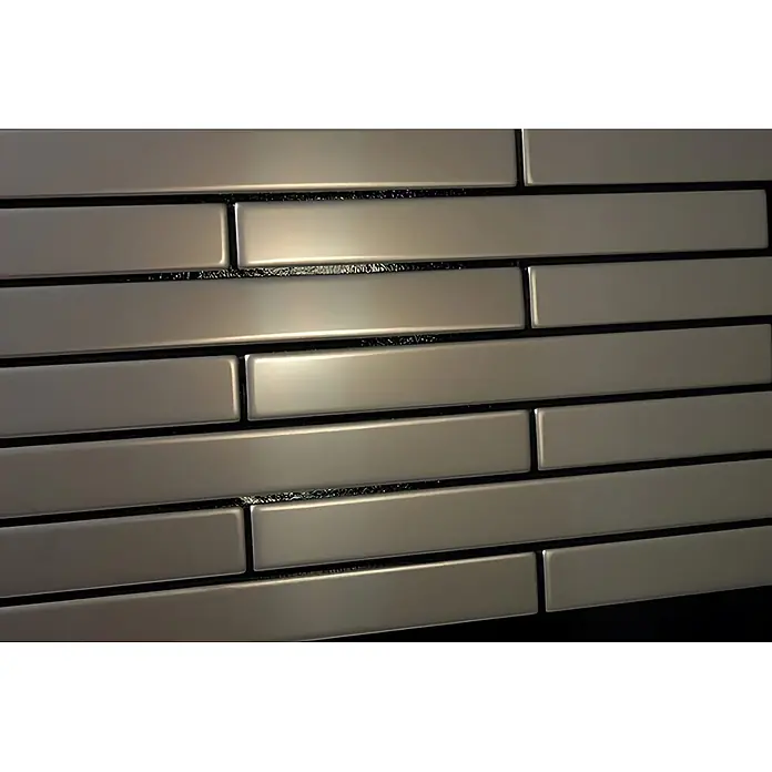 ALLOY Mosaikfliese Mosaik Fliese massiv Metall Edelstahl matt grau 1,6mm stark Deedee-S-S-MA - 316 x 247 mm, Grau, Silber, Matt - Helle, metallische Rechteckfliesen in versetztem Muster mit dunklen, strukturierten Fugen.