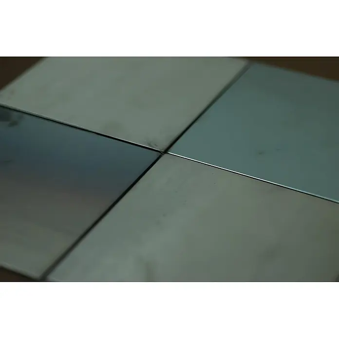 ALLOY Mosaikfliese Mosaik Fliese massiv Metall Rohstahl gewalzt grau 1,6mm stark Century-RS - 98 x 98 mm, Grau, Sonstiges - Vier quadratische Metallfliesen mit unterschiedlichen Oberflächen, in einem Raster angeordnet, zeigen verschiedene Reflexionen.