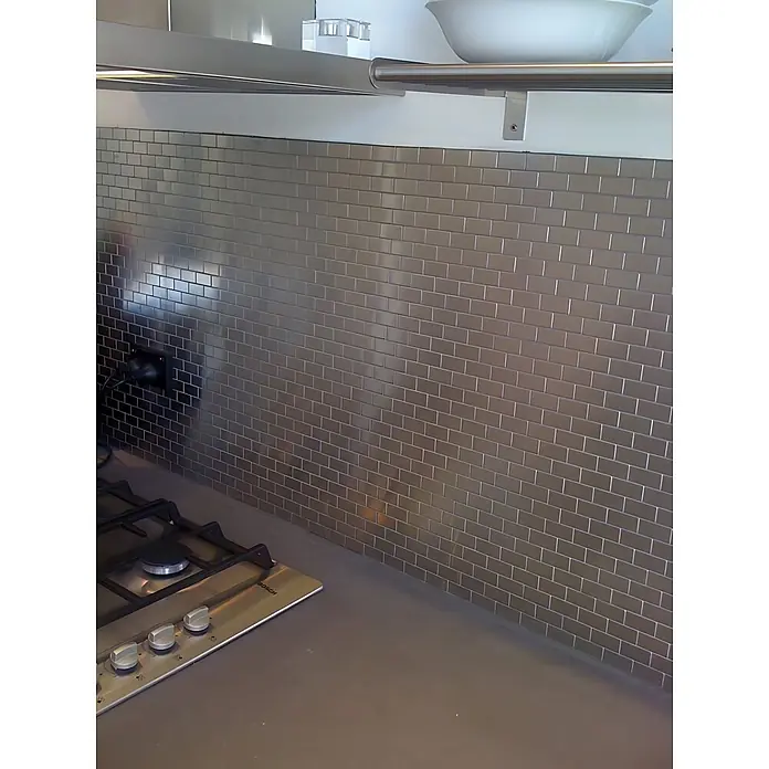 ALLOY Mosaikfliese Mosaik Fliese massiv Edelstahl marine gebürstet grau 1,6mm House-S-S-MB - 318 x 307 mm, Grau, Silber, Blau, Sonstiges - Silbergraue Metrofliesen-Rückwand in moderner Küche über einem Gasherd.